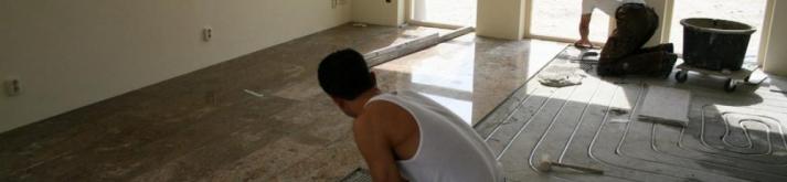 Vloertegels.nl - gepolijsttegelsnlklanten8kopie, Onze vakman tegelzetter is bezig met het leggen van gepolijste tegels.Het werk in Almere.